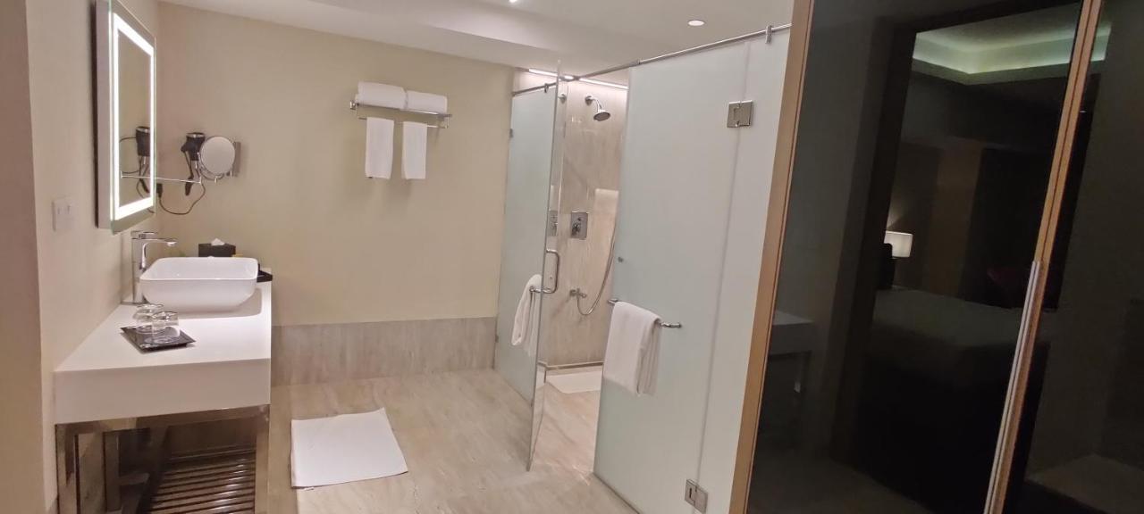 O By Tamara, Trivandrum 特里凡得琅 外观 照片 A shower with a sliding door