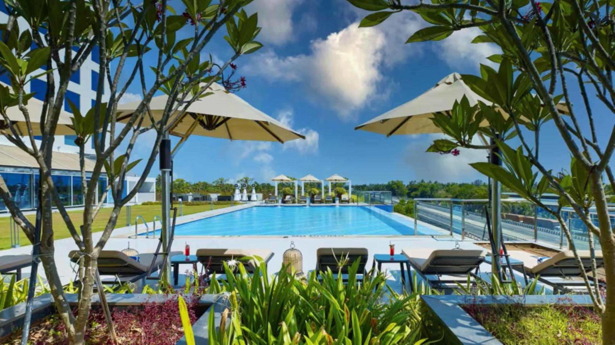 O By Tamara, Trivandrum 特里凡得琅 外观 照片 The swimming pool at the resort