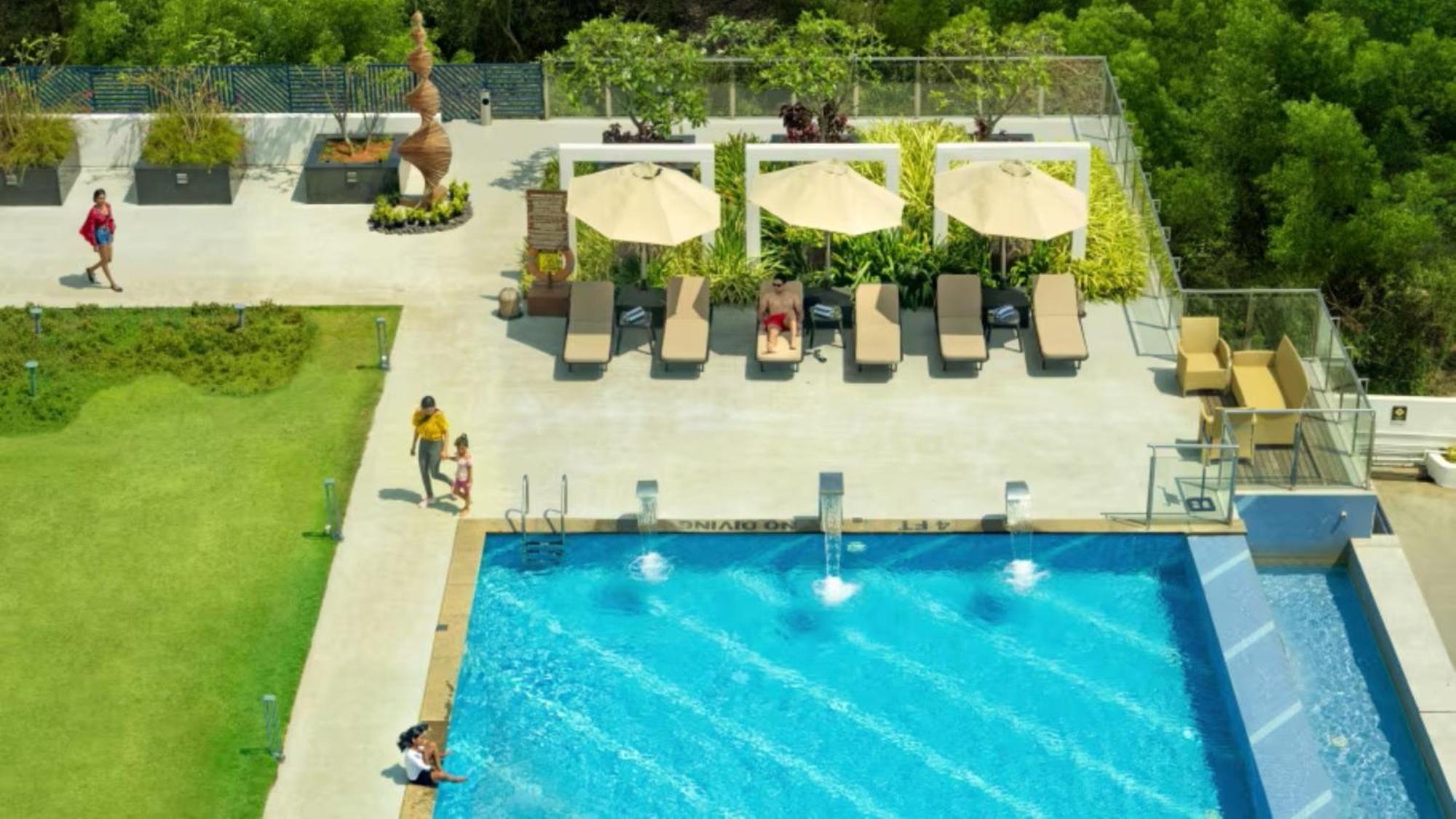 O By Tamara, Trivandrum 特里凡得琅 外观 照片 The swimming pool at the hotel